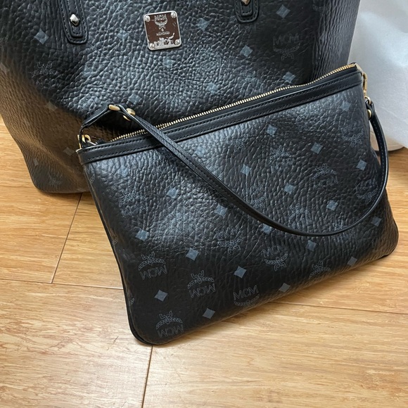‼️SOLD‼️MCM Reversible Liz Shopper Visetos Medium Black Tote Handbag Tote Pouch - Picture 4 of 6